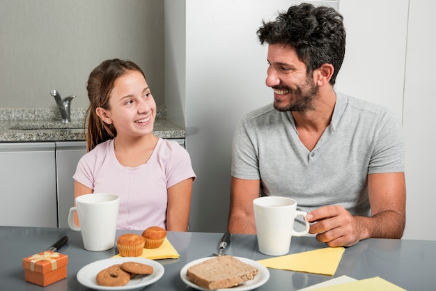 Padre e hija en cocina en el día del padre