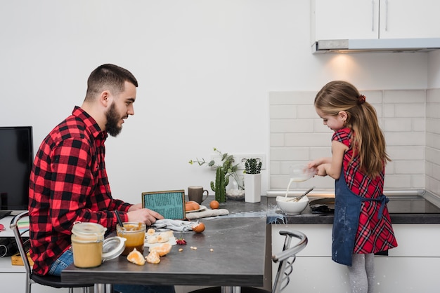 Padre e hija en cocina en el día del padre