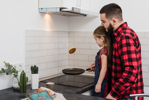 Foto gratuita padre e hija en cocina en el día del padre