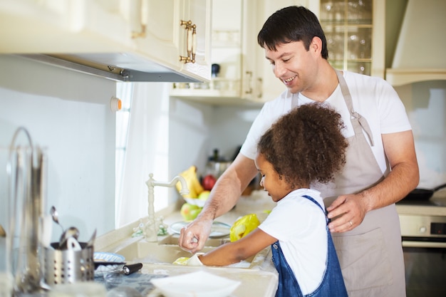 Foto gratuita padre e hija en la cocina