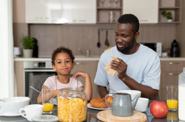 Padre e hija comiendo juntos