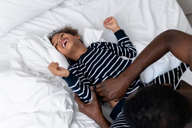 Padre e hija, cosquillas, en el interior