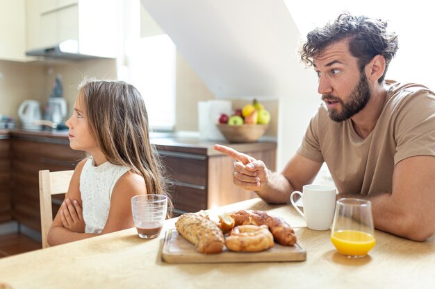 Padre e hija discutiendo