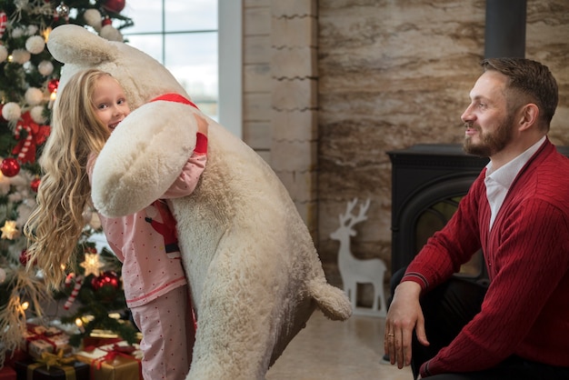 Foto gratuita padre e hija disfrutando de la navidad