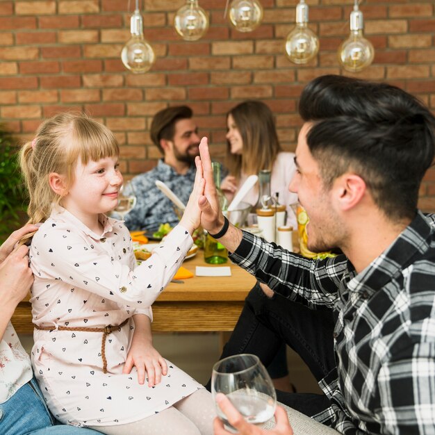 Padre e hija se divierten juntos