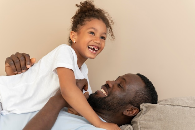 Foto gratuita padre e hija divirtiéndose