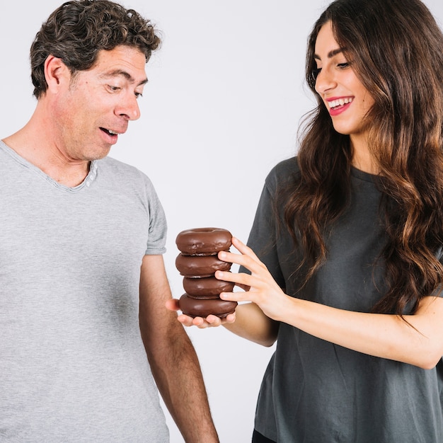 Padre e hija con donuts