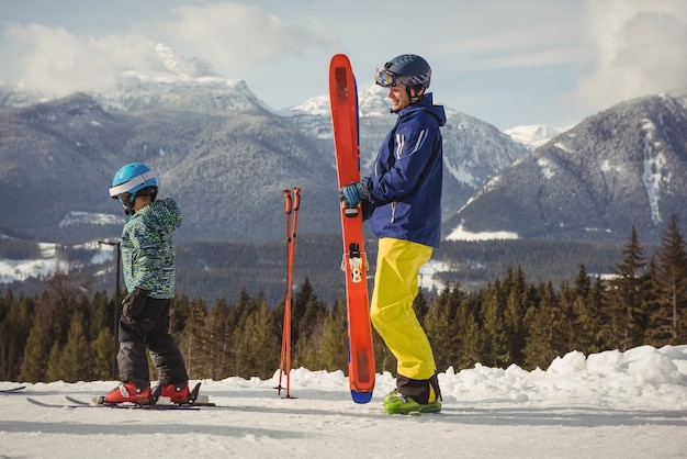 Padre e hija, esquiar en los Alpes nevados