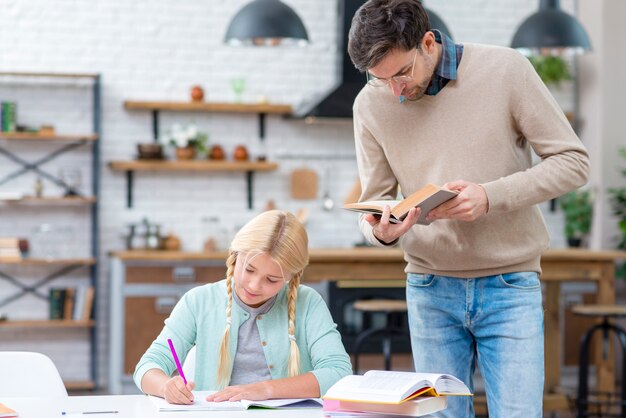 Padre e hija, estudiar en la cocina