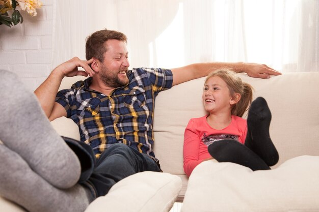 Padre e hija felices en casa