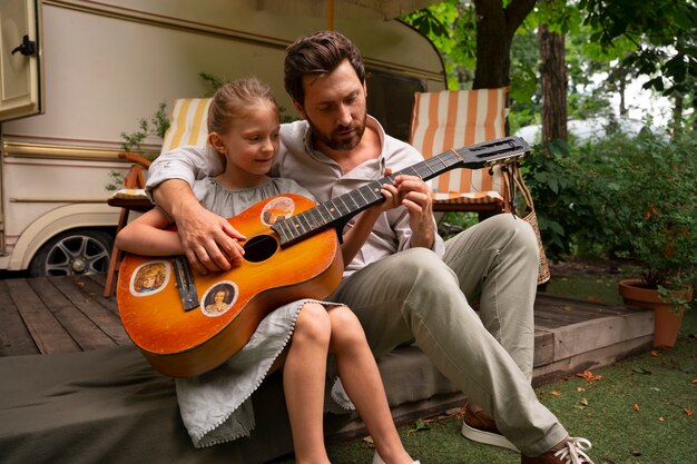 Padre e hija con guitarra con ropa de lino