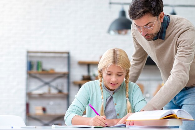 Padre e hija haciendo la tarea