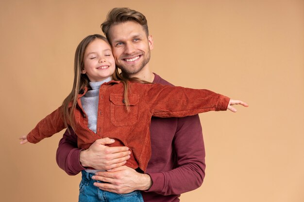 Padre e hija jóvenes jugando juntos antes de viajar