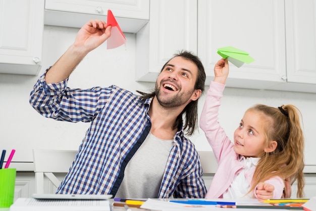 Padre e hija jugando con aviones