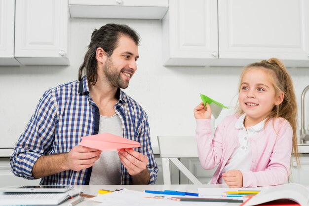 Padre e hija jugando con aviones