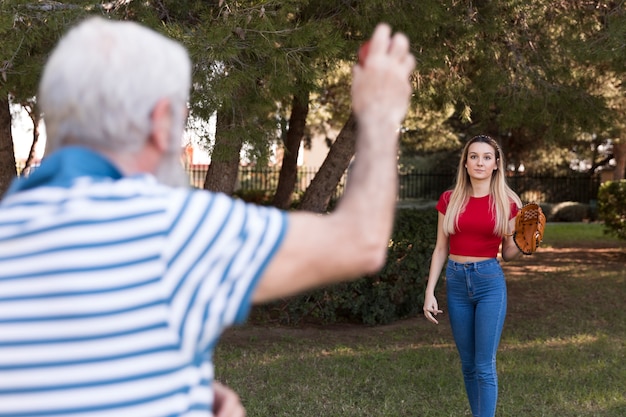 Foto gratuita padre e hija jugando béisbol