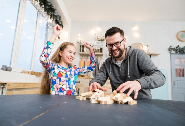 Padre e hija jugando con bloques de madera