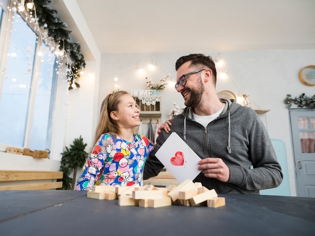 Foto gratuita padre e hija jugando con bloques de madera