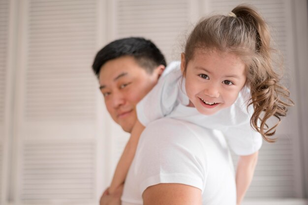 Padre e hija jugando en casa