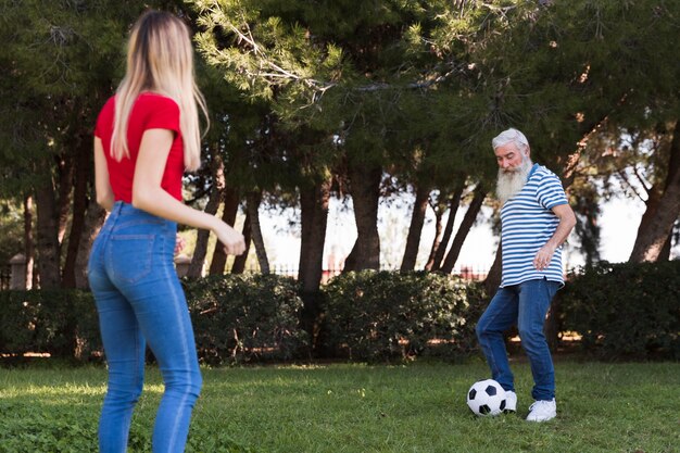 Padre e hija jugando futbol