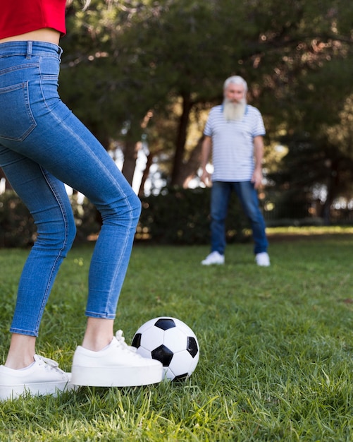 Padre e hija jugando futbol