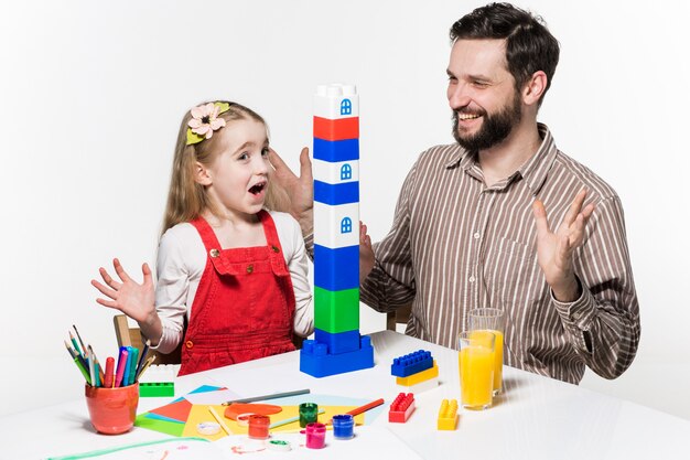 Padre e hija jugando juegos educativos juntos