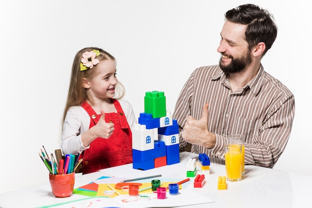 Padre e hija jugando juegos educativos juntos