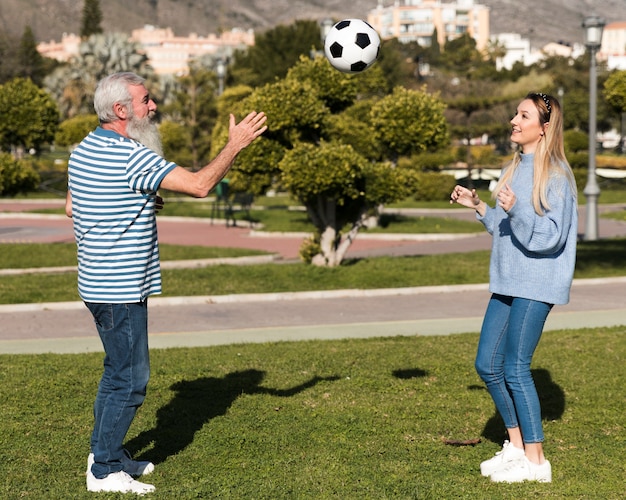 Padre e hija jugando con pelota