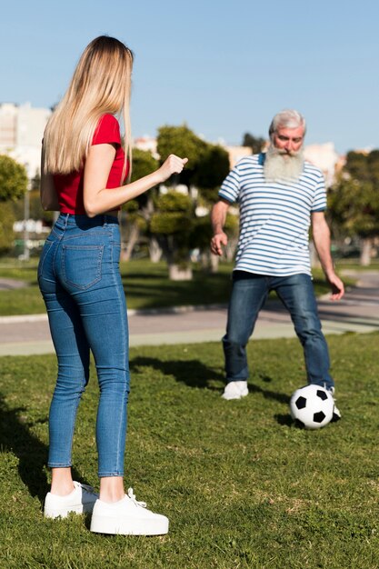 Padre e hija jugando con pelota