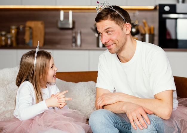 Padre e hija jugando con tiara