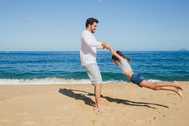 Foto gratuita padre e hija jugando