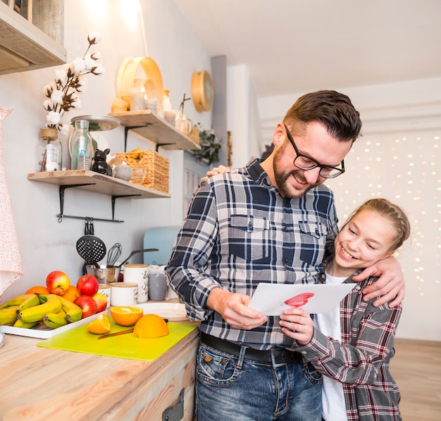 Padre e hija juntos en la cocina en el día del padre