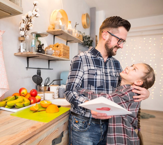 Foto gratuita padre e hija juntos en la cocina en el día del padre