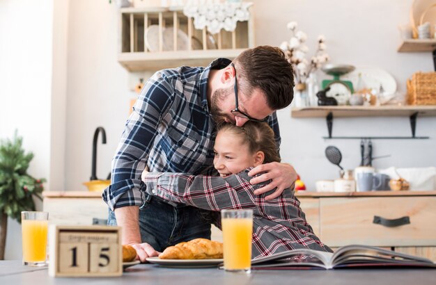 Padre e hija juntos en el desayuno