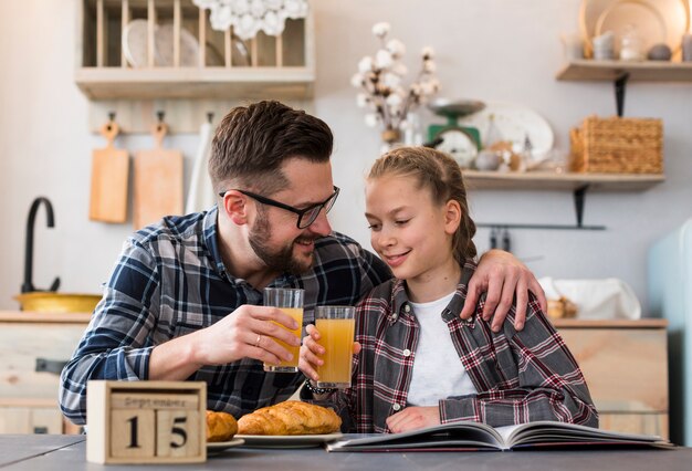 Padre e hija juntos en el desayuno