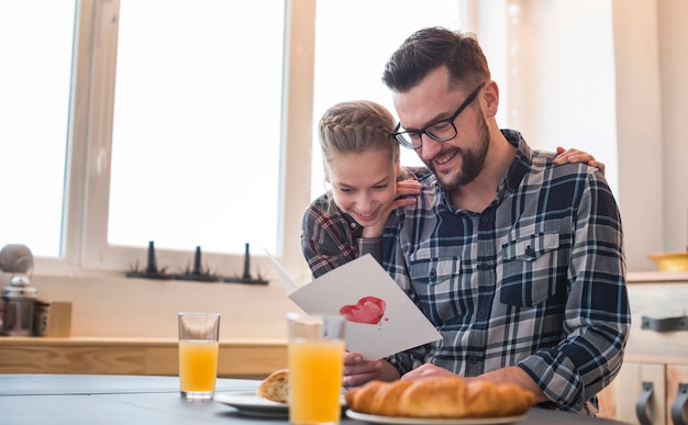 Padre e hija juntos en el desayuno