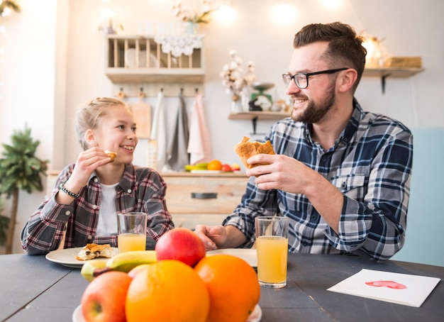 Padre e hija juntos en el desayuno