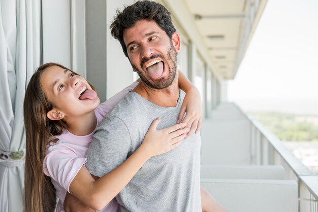 Padre e hija juntos en el día del padre