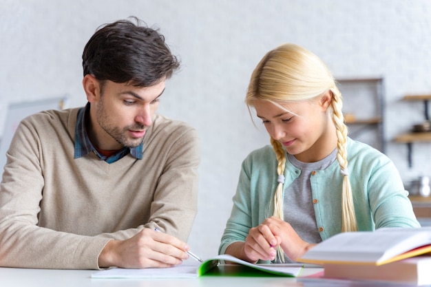 Padre e hija leyendo juntos