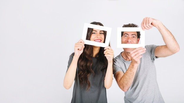 Padre e hija con marcos