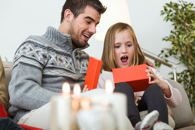 Padre e hija mirando un paquete