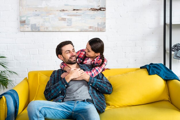 Padre e hija mirándose