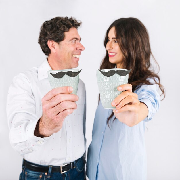 Padre e hija mostrando tazas