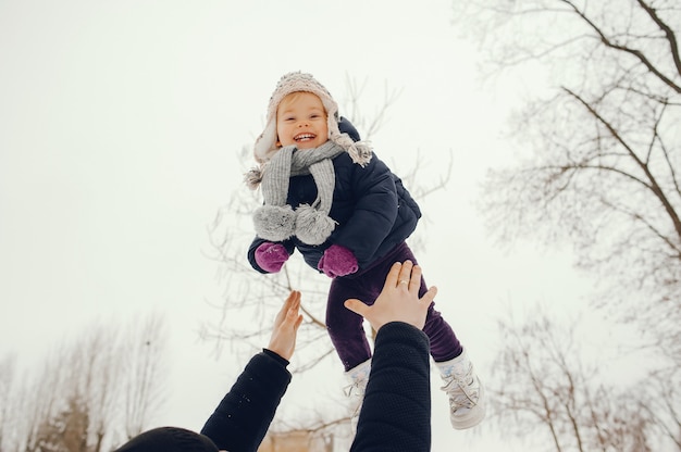 Padre e hija en un parque de invierno