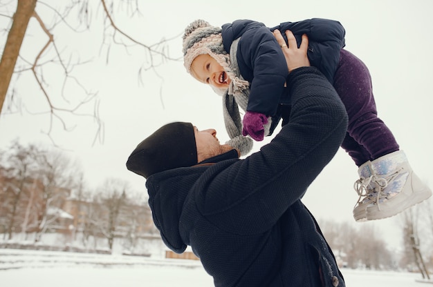 Padre e hija en un parque de invierno