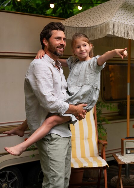 Padre e hija pasando tiempo juntos mientras llevan ropa de lino