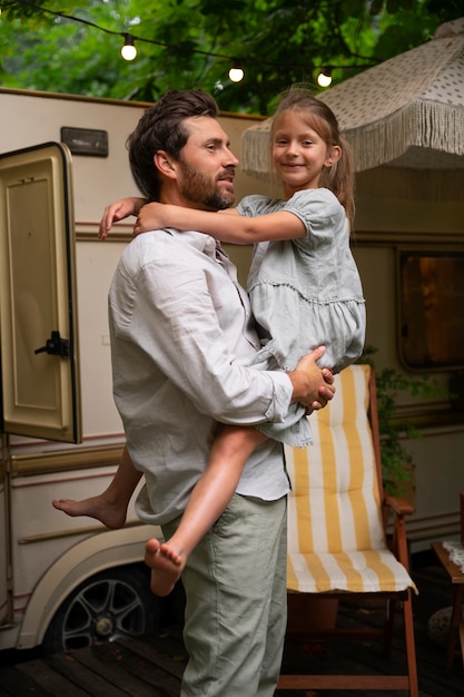 Foto gratuita padre e hija pasando tiempo juntos mientras llevan ropa de lino