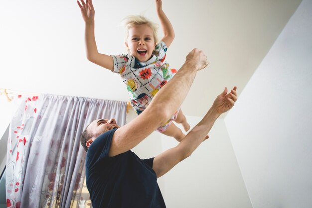 Padre e hija pasándolo bien