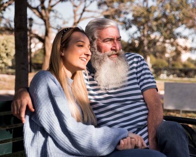 Foto gratuita padre e hija pasar tiempo juntos