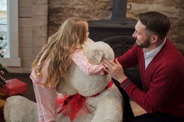 Padre e hija, pasar tiempo en Navidad